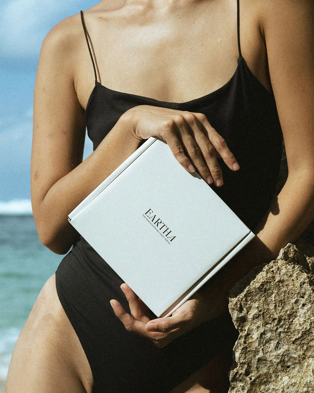 Woman holding an Eartha box